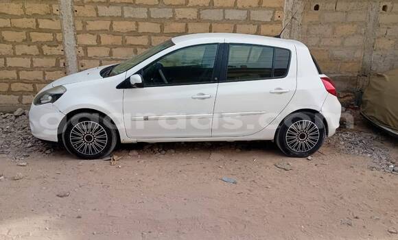 Buy Used Renault Clio White Car in Dakar in Dakar Buy Used Renault Clio White Car in Dakar in Dakar