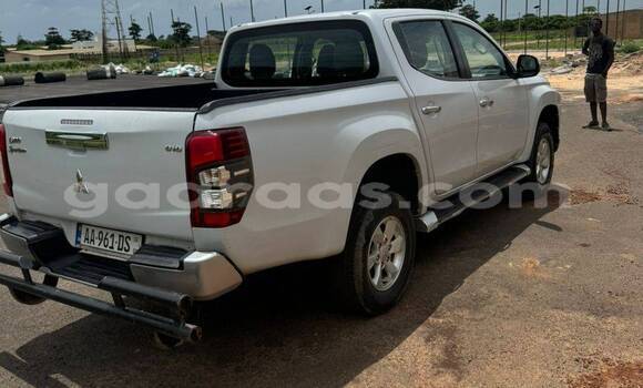 Dieundeu Occasion Mitsubishi L200 White Auto in Dakar in Dakar Dieundeu Occasion Mitsubishi L200 White Auto in Dakar in Dakar