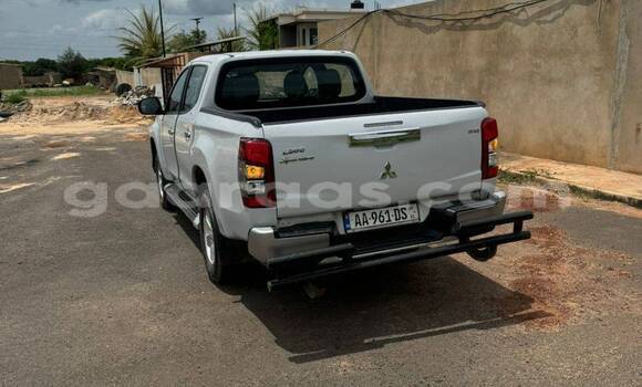 Dieundeu Occasion Mitsubishi L200 White Auto in Dakar in Dakar Dieundeu Occasion Mitsubishi L200 White Auto in Dakar in Dakar