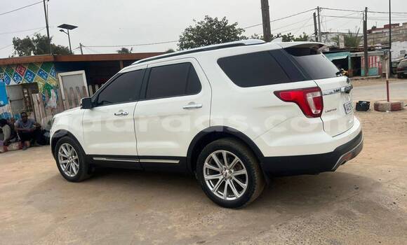 Dieundeu Occasion Ford Explorer White Auto in Dakar in Dakar Dieundeu Occasion Ford Explorer White Auto in Dakar in Dakar