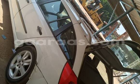 Dieundeu Occasion Renault Laguna White Auto in Dakar in Dakar Dieundeu Occasion Renault Laguna White Auto in Dakar in Dakar