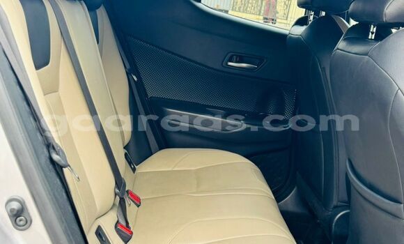 Acheter Neuf Voiture Toyota C-HR Beige à Dakar, Dakar Acheter Neuf Voiture Toyota C-HR Beige à Dakar, Dakar