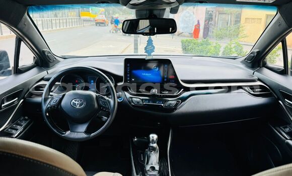 Acheter Neuf Voiture Toyota C-HR Beige à Dakar, Dakar Acheter Neuf Voiture Toyota C-HR Beige à Dakar, Dakar