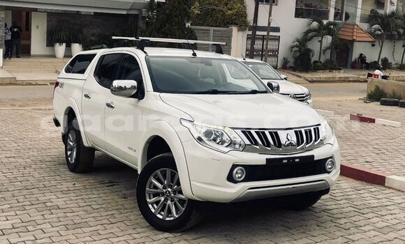 Acheter Import Voiture Mitsubishi L200 Blanc à Dakar, Dakar Acheter Import Voiture Mitsubishi L200 Blanc à Dakar, Dakar