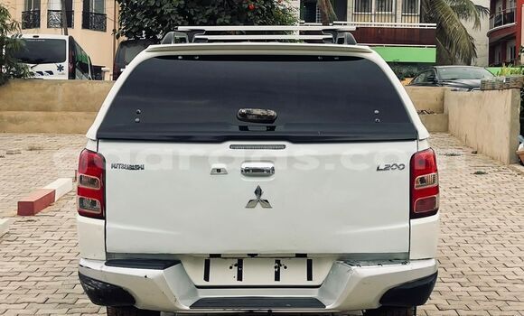 Acheter Import Voiture Mitsubishi L200 Blanc à Dakar, Dakar Acheter Import Voiture Mitsubishi L200 Blanc à Dakar, Dakar