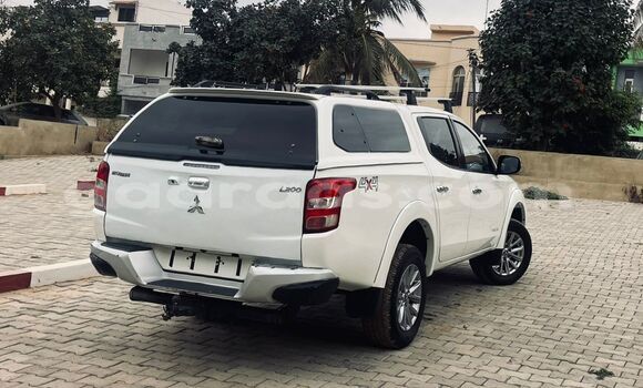 Acheter Import Voiture Mitsubishi L200 Blanc à Dakar, Dakar Acheter Import Voiture Mitsubishi L200 Blanc à Dakar, Dakar