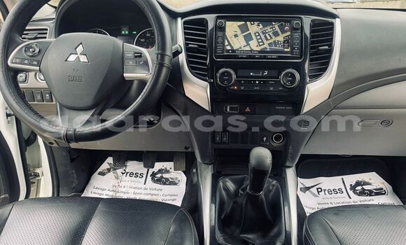 Acheter Import Voiture Mitsubishi L200 Blanc à Dakar, Dakar Acheter Import Voiture Mitsubishi L200 Blanc à Dakar, Dakar