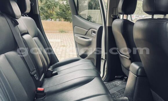 Buy Import Mitsubishi L200 White Car in Dakar in Dakar Buy Import Mitsubishi L200 White Car in Dakar in Dakar