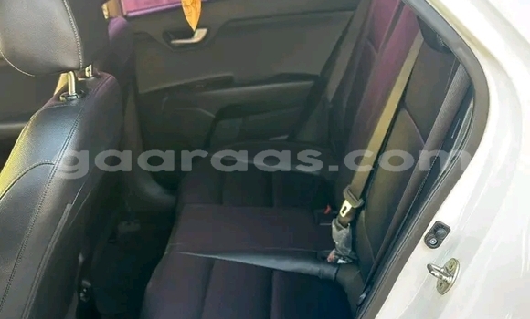 Buy Used Kia Stonic White Car in Dakar in Dakar Buy Used Kia Stonic White Car in Dakar in Dakar