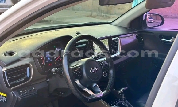 Buy Used Kia Stonic White Car in Dakar in Dakar Buy Used Kia Stonic White Car in Dakar in Dakar