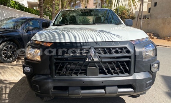 Buy Used Mitsubishi L200 White Car in Dakar in Dakar