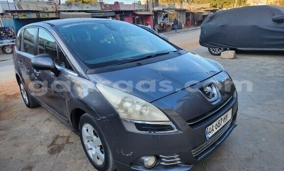 Dieundeu Occasion Peugeot 5008 Silver Auto in Dakar in Dakar Dieundeu Occasion Peugeot 5008 Silver Auto in Dakar in Dakar