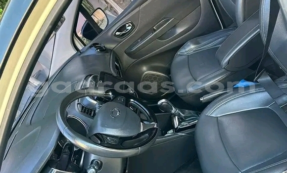 Buy Used Renault Captur White Car in Dakar in Dakar Buy Used Renault Captur White Car in Dakar in Dakar