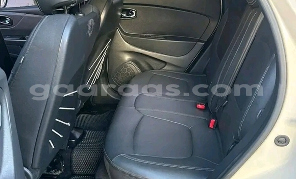 Buy Used Renault Captur White Car in Dakar in Dakar Buy Used Renault Captur White Car in Dakar in Dakar