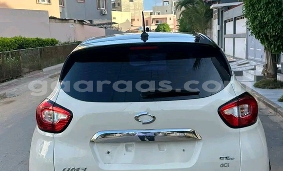 Buy Used Renault Captur White Car in Dakar in Dakar Buy Used Renault Captur White Car in Dakar in Dakar