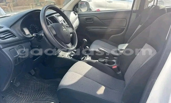 Buy Used Mitsubishi L200 White Car in Dakar in Dakar