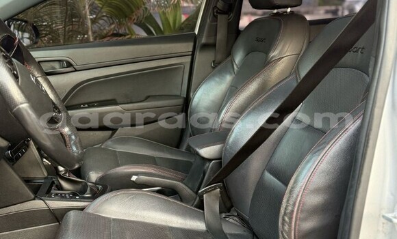 Dieundeu Occasion Hyundai Elantra Silver Auto in Dakar in Dakar Dieundeu Occasion Hyundai Elantra Silver Auto in Dakar in Dakar