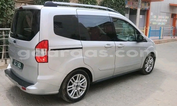 Acheter Occasion Voiture Ford Tourneo Connect Blanc à Dakar, Dakar Acheter Occasion Voiture Ford Tourneo Connect Blanc à Dakar, Dakar