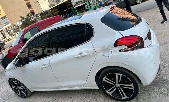 Acheter Occasion Voiture Peugeot 208 Blanc à Dakar, Dakar Acheter Occasion Voiture Peugeot 208 Blanc à Dakar, Dakar