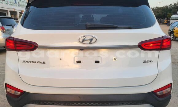 Dieundeu Occasion Hyundai Santa Fe White Auto in Dagana in Saint-Louis Dieundeu Occasion Hyundai Santa Fe White Auto in Dagana in Saint-Louis