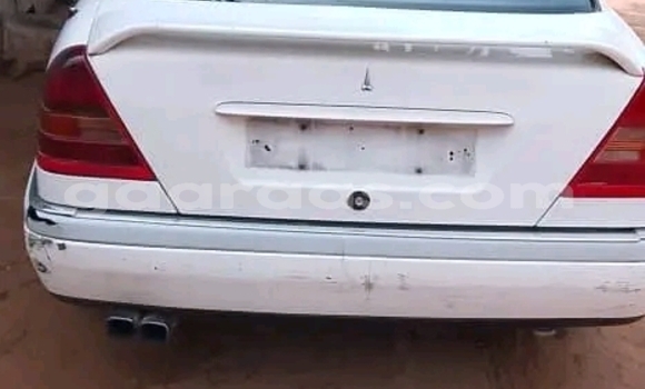 Acheter Occasion Voiture Mercedes-Benz E200 Blanc à Dakar, Dakar Acheter Occasion Voiture Mercedes-Benz E200 Blanc à Dakar, Dakar