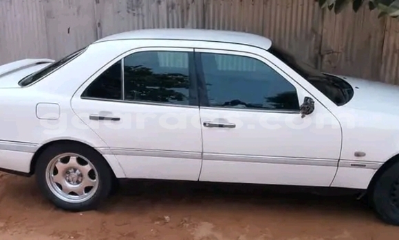 Acheter Occasion Voiture Mercedes-Benz E200 Blanc à Dakar, Dakar Acheter Occasion Voiture Mercedes-Benz E200 Blanc à Dakar, Dakar