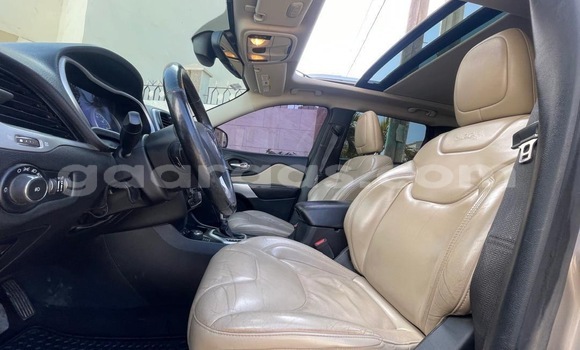 Buy Used Jeep Cherokee Silver Car in Dakar in Dakar Buy Used Jeep Cherokee Silver Car in Dakar in Dakar