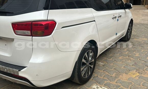 Dieundeu Beess Kia Carnival Blanc Auto in Dakar in Dakar Dieundeu Beess Kia Carnival Blanc Auto in Dakar in Dakar