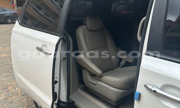 Dieundeu Beess Kia Carnival Blanc Auto in Dakar in Dakar Dieundeu Beess Kia Carnival Blanc Auto in Dakar in Dakar