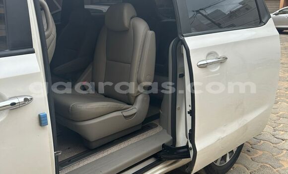 Dieundeu Beess Kia Carnival Blanc Auto in Dakar in Dakar Dieundeu Beess Kia Carnival Blanc Auto in Dakar in Dakar