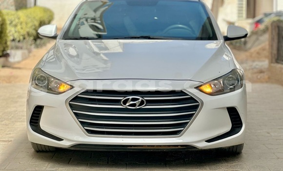 Buy Import Hyundai Elantra Blanc Car in Dakar in Dakar