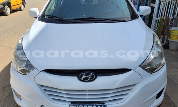 Buy Used Hyundai ix35 White Car in Dakar in Dakar Buy Used Hyundai ix35 White Car in Dakar in Dakar