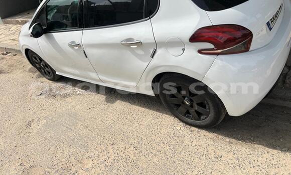 Acheter Occasion Voiture Peugeot 208 Blanc à Dakar, Dakar Acheter Occasion Voiture Peugeot 208 Blanc à Dakar, Dakar