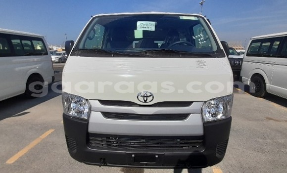 Dieundeu Beess Toyota Hiace Blanc Auto in Dakar in Dakar