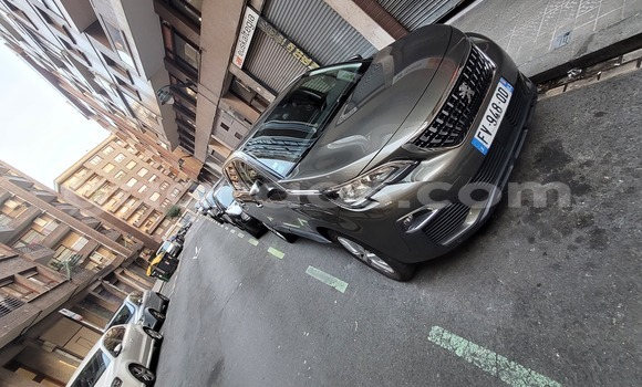 Buy Import Peugeot 5008 Green Car in Dakar in Dakar Buy Import Peugeot 5008 Green Car in Dakar in Dakar