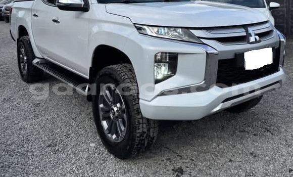 Dieundeu Occasion Mitsubishi L200 White Auto in Dakar in Dakar