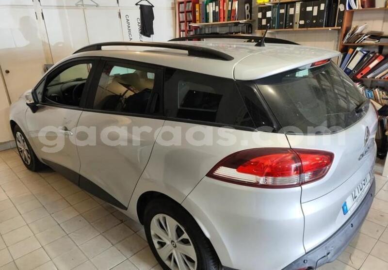 Big with watermark renault clio bagmati behind berlin 33660