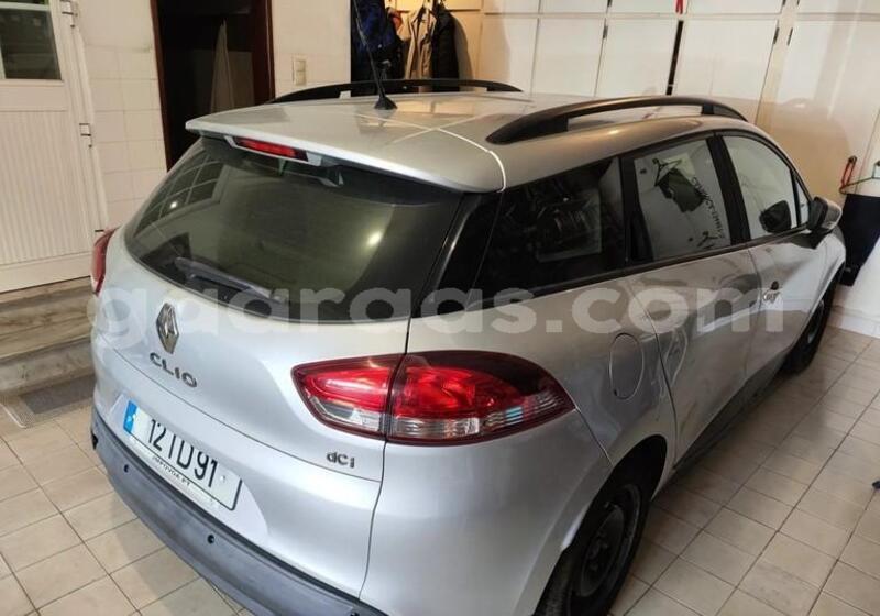 Big with watermark renault clio bagmati behind berlin 33660