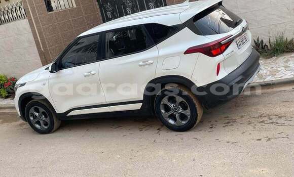 Buy Used Kia Stonic White Car in Dakar in Dakar Buy Used Kia Stonic White Car in Dakar in Dakar