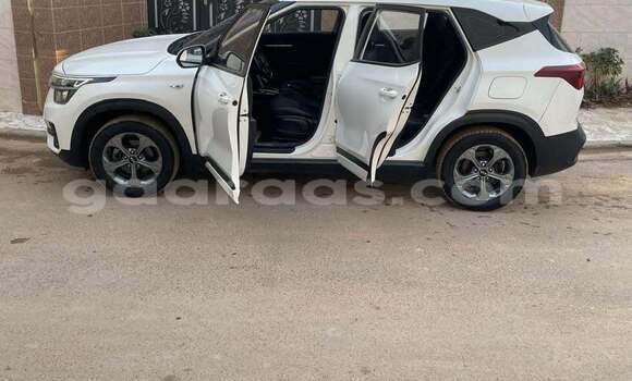 Buy Used Kia Stonic White Car in Dakar in Dakar Buy Used Kia Stonic White Car in Dakar in Dakar