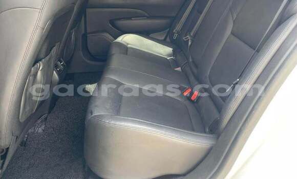 Buy Used Renault Scénic III White Car in Dakar in Dakar Buy Used Renault Scénic III White Car in Dakar in Dakar