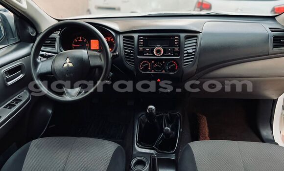 Dieundeu Occasion Mitsubishi L200 White Auto in Dakar in Dakar Dieundeu Occasion Mitsubishi L200 White Auto in Dakar in Dakar