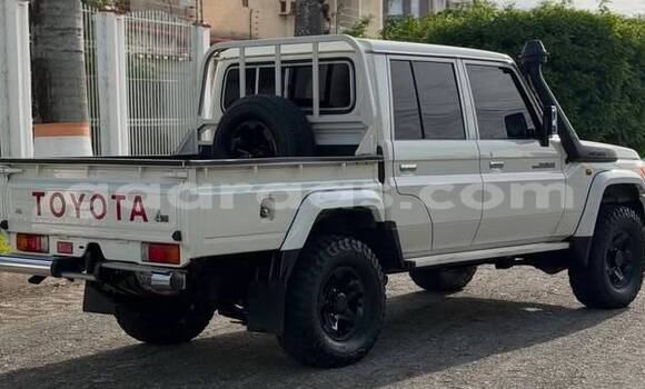 Dieundeu Occasion Toyota Land Cruiser White Auto in Dakar in Dakar Dieundeu Occasion Toyota Land Cruiser White Auto in Dakar in Dakar