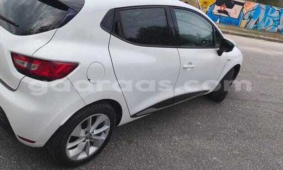 Buy Used Renault Clio Blanc Car in Dakar in Dakar Buy Used Renault Clio Blanc Car in Dakar in Dakar