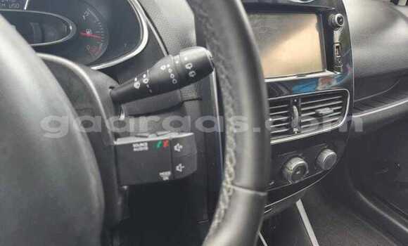 Buy Used Renault Clio Blanc Car in Dakar in Dakar Buy Used Renault Clio Blanc Car in Dakar in Dakar