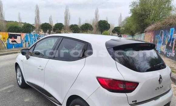 Buy Used Renault Clio Blanc Car in Dakar in Dakar Buy Used Renault Clio Blanc Car in Dakar in Dakar