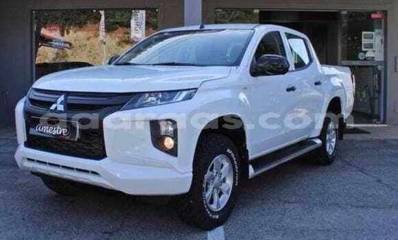 Buy Used Mitsubishi L200 White Car in Dakar in Dakar