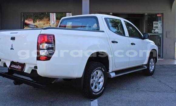Dieundeu Occasion Mitsubishi L200 White Auto in Dakar in Dakar Dieundeu Occasion Mitsubishi L200 White Auto in Dakar in Dakar