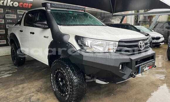 Buy Used Toyota Hilux White Car in Dakar in Dakar