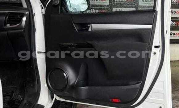 Buy Used Toyota Hilux White Car in Dakar in Dakar Buy Used Toyota Hilux White Car in Dakar in Dakar